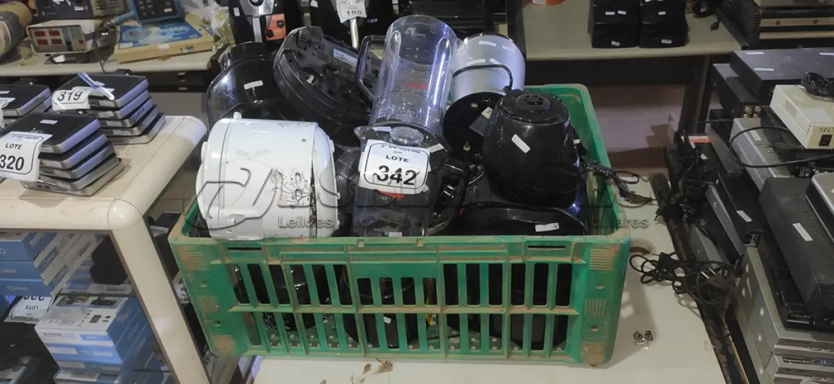 LOTE 342 - 01 AIR FRYER, 01 PIPOQUEIRA, 01 ASPIRADOR ROBÔ, 02 PANELAS ELÉTRICAS E VÁRIOS LIQUIDIFICADORES DE MODELOS DIVERSOS PARA RETIRADA DE PEÇAS. (NO ESTADO) ATENÇÃO! FAZER A VISITAÇÃO ANTES DE ARREMATAR, NÃO SABEMOS SE FUNCIONA, LEILÃO NÃO TEM GARANTIA E NEM DEVOLUÇÃO, SUJEITO A POSSÍVEIS AVARIAS VISÍVEIS/OCULTAS E/OU AUSÊNCIA DE COMPONENTES.