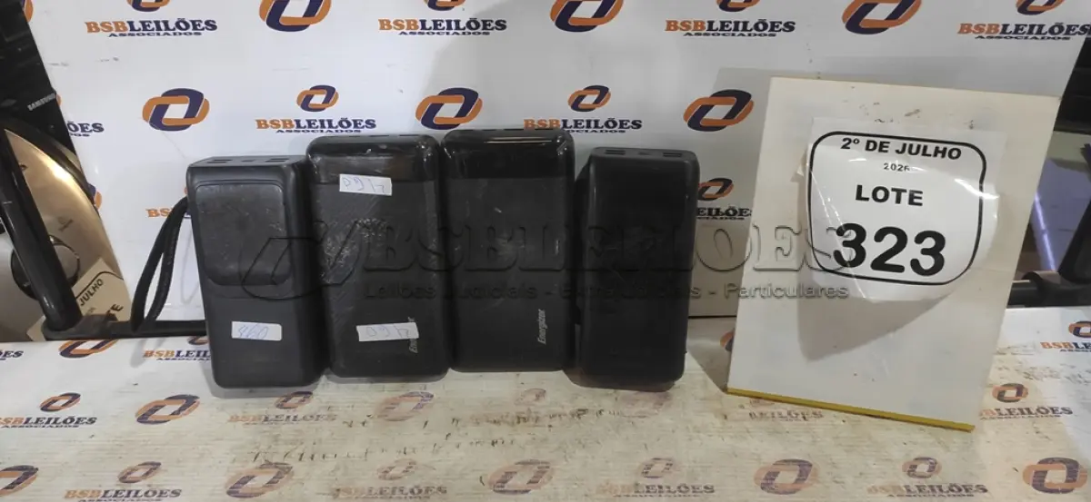 LOTE 323 - 04 POWER BANK DE MARCAS DIVERSAS. (NO ESTADO) ATENÇÃO! FAZER A VISITAÇÃO ANTES DE ARREMATAR, NÃO SABEMOS SE FUNCIONA, LEILÃO NÃO TEM GARANTIA E NEM DEVOLUÇÃO, SUJEITO A POSSÍVEIS AVARIAS VISÍVEIS/OCULTAS E/OU AUSÊNCIA DE COMPONENTES.