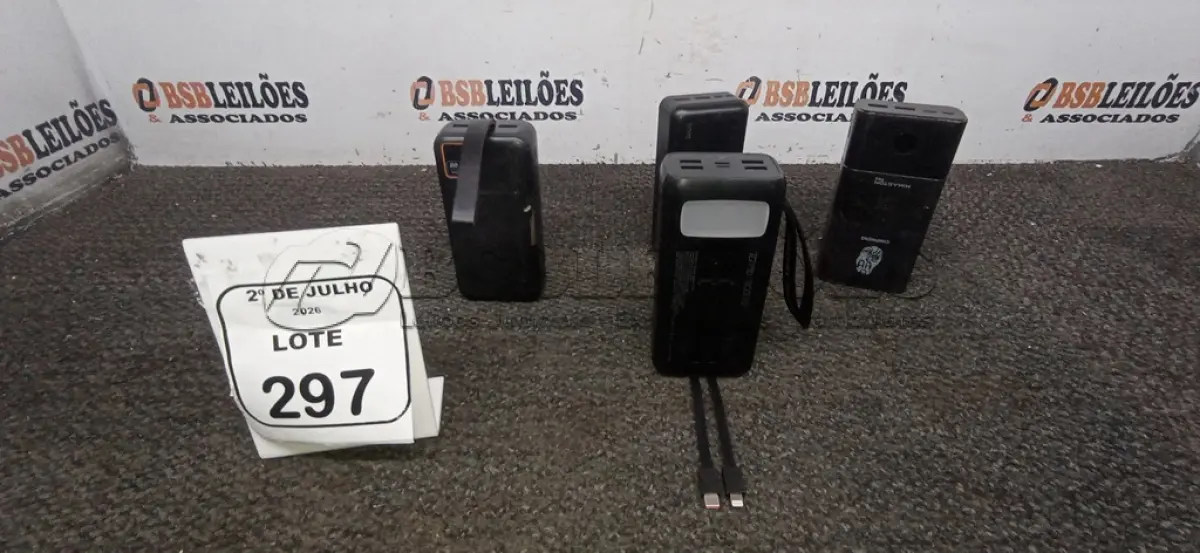 LOTE 297 - 04 POWER BANK DE MARCAS DIVERSAS. (NO ESTADO) ATENÇÃO! FAZER A VISITAÇÃO ANTES DE ARREMATAR, NÃO SABEMOS SE FUNCIONA, LEILÃO NÃO TEM GARANTIA E NEM DEVOLUÇÃO, SUJEITO A POSSÍVEIS AVARIAS VISÍVEIS/OCULTAS E/OU AUSÊNCIA DE COMPONENTES.