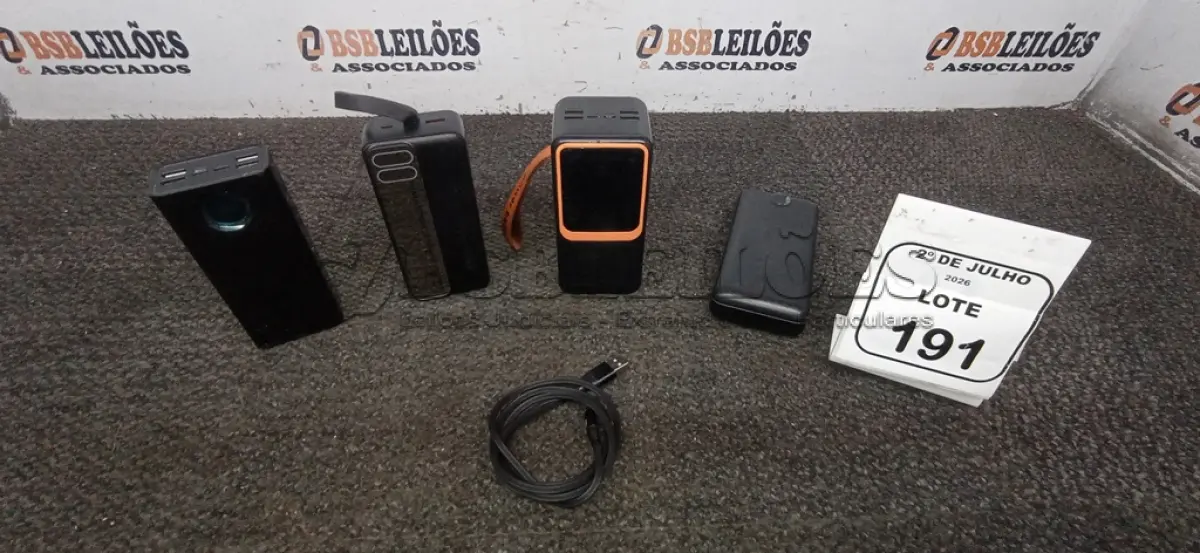 LOTE 191 - 04 POWER BANK DE MARCAS DIVERSAS. (NO ESTADO) ATENÇÃO! FAZER A VISITAÇÃO ANTES DE ARREMATAR, NÃO SABEMOS SE FUNCIONA, LEILÃO NÃO TEM GARANTIA E NEM DEVOLUÇÃO, SUJEITO A POSSÍVEIS AVARIAS VISÍVEIS/OCULTAS E/OU AUSÊNCIA DE COMPONENTES.