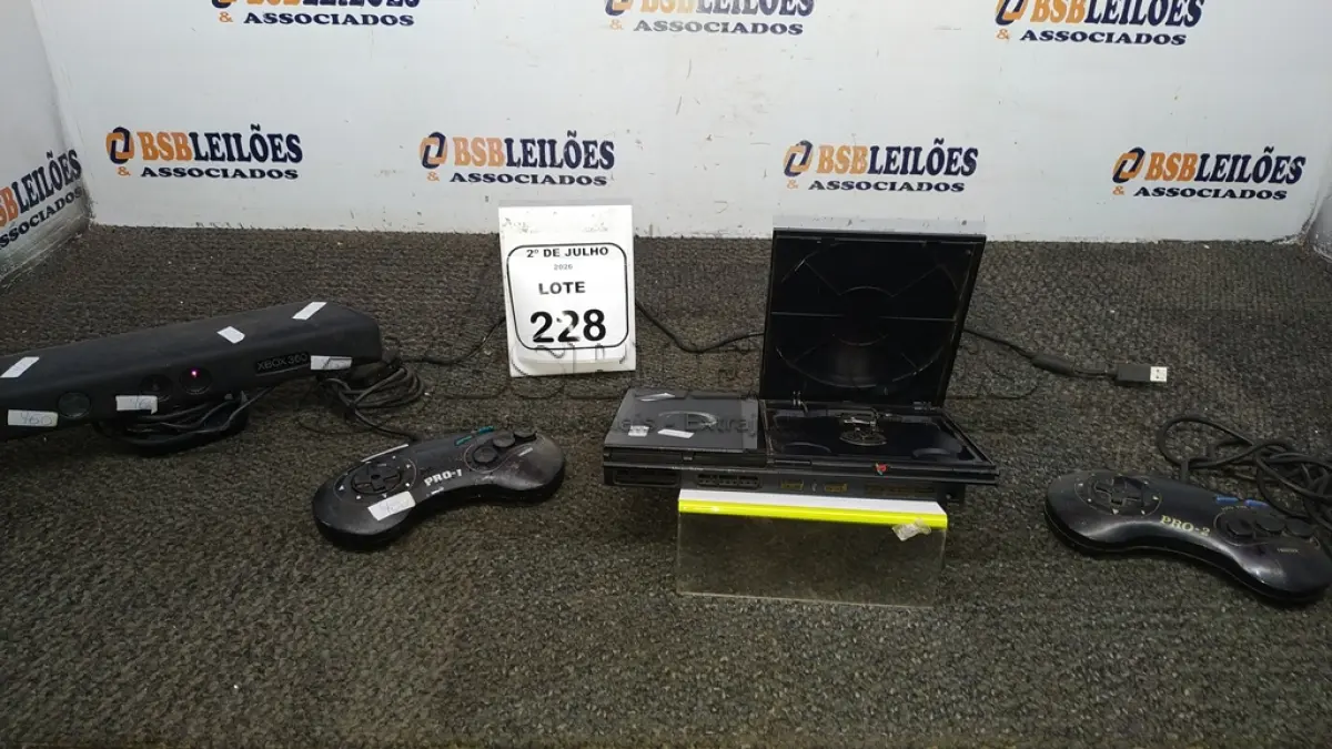 LOTE 228 - 01 PLAY STATION 2, 01 KINECT DE XBOX E 02 CONTROLES DE VIDEOGAME. (NO ESTADO) ATENÇÃO! FAZER A VISITAÇÃO ANTES DE ARREMATAR, NÃO SABEMOS SE FUNCIONA, LEILÃO NÃO TEM GARANTIA E NEM DEVOLUÇÃO, SUJEITO A POSSÍVEIS AVARIAS VISÍVEIS/OCULTAS E/OU AUSÊNCIA DE COMPONENTES.