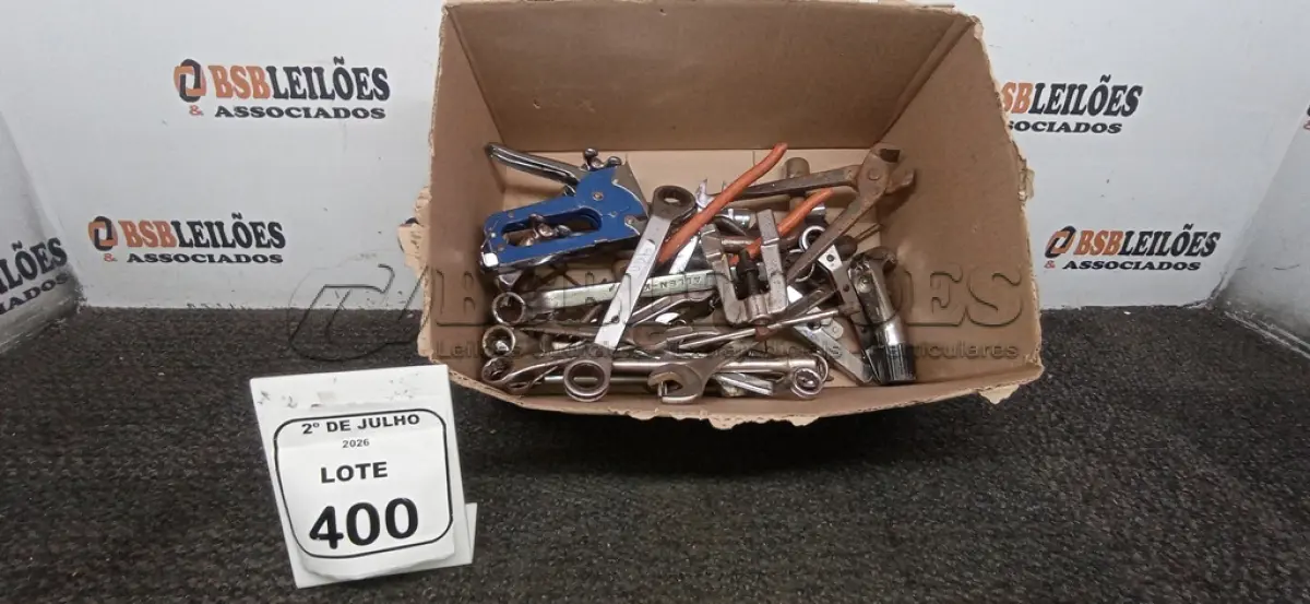 LOTE 400 - 01 CAIXA COM VÁRIAS CHAVES E FERRAMENTAS DIVERSAS. (NO ESTADO) ATENÇÃO! FAZER A VISITAÇÃO ANTES DE ARREMATAR, NÃO SABEMOS SE FUNCIONA, LEILÃO NÃO TEM GARANTIA E NEM DEVOLUÇÃO, SUJEITO A POSSÍVEIS AVARIAS VISÍVEIS/OCULTAS E/OU AUSÊNCIA DE COMPONENTES.