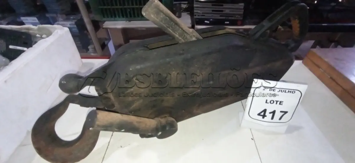 LOTE 417 - 01 GUINCHO. (NO ESTADO) ATENÇÃO! FAZER A VISITAÇÃO ANTES DE ARREMATAR, NÃO SABEMOS SE FUNCIONA, LEILÃO NÃO TEM GARANTIA E NEM DEVOLUÇÃO, SUJEITO A POSSÍVEIS AVARIAS VISÍVEIS/OCULTAS E/OU AUSÊNCIA DE COMPONENTES.