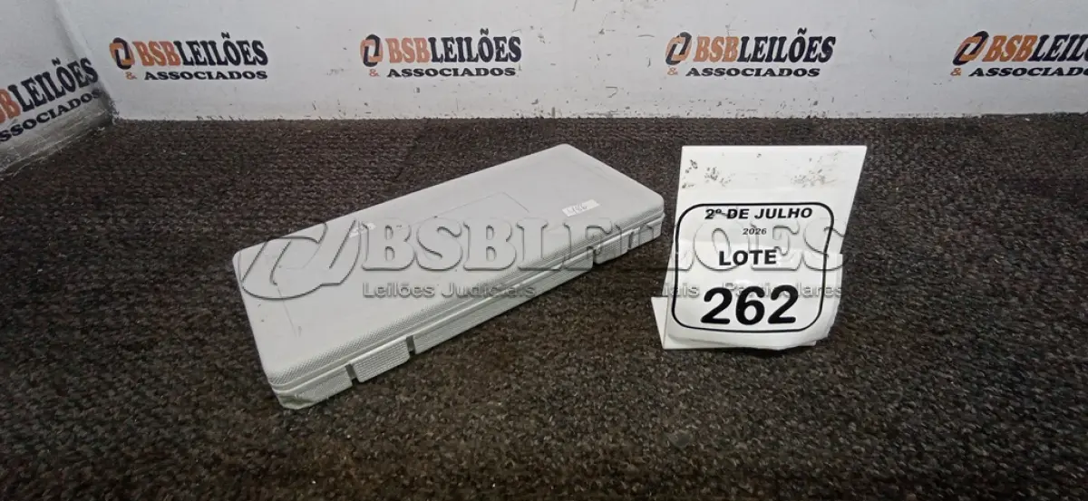 LOTE 262 - 01 KIT DE CHAVE CATRACA COM JOGO DE BITS E CASE. (NO ESTADO) ATENÇÃO! FAZER A VISITAÇÃO ANTES DE ARREMATAR, NÃO SABEMOS SE FUNCIONA, LEILÃO NÃO TEM GARANTIA E NEM DEVOLUÇÃO, SUJEITO A POSSÍVEIS AVARIAS VISÍVEIS/OCULTAS E/OU AUSÊNCIA DE COMPONENTES.
