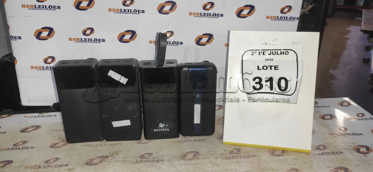 LOTE 310 - 04 POWER BANK DE MARCAS DIVERSAS. (NO ESTADO) ATENÇÃO! FAZER A VISITAÇÃO ANTES DE ARREMATAR, NÃO SABEMOS SE FUNCIONA, LEILÃO NÃO TEM GARANTIA E NEM DEVOLUÇÃO, SUJEITO A POSSÍVEIS AVARIAS VISÍVEIS/OCULTAS E/OU AUSÊNCIA DE COMPONENTES.