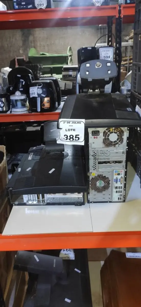 LOTE 385 - 02 MONITORES MARCA POSITIVO E 02 CPUS DE MARCAS DIVERSAS. (NO ESTADO) ATENÇÃO! FAZER A VISITAÇÃO ANTES DE ARREMATAR, NÃO SABEMOS SE FUNCIONA, LEILÃO NÃO TEM GARANTIA E NEM DEVOLUÇÃO, SUJEITO A POSSÍVEIS AVARIAS VISÍVEIS/OCULTAS E/OU AUSÊNCIA DE COMPONENTES.