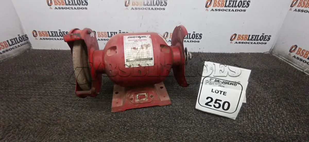 LOTE 250 - 01 MOTO ESMERIL MODELO MMI-50 MARCA MOTOMIL. (NO ESTADO) ATENÇÃO! FAZER A VISITAÇÃO ANTES DE ARREMATAR, NÃO SABEMOS SE FUNCIONA, LEILÃO NÃO TEM GARANTIA E NEM DEVOLUÇÃO, SUJEITO A POSSÍVEIS AVARIAS VISÍVEIS/OCULTAS E/OU AUSÊNCIA DE COMPONENTES.