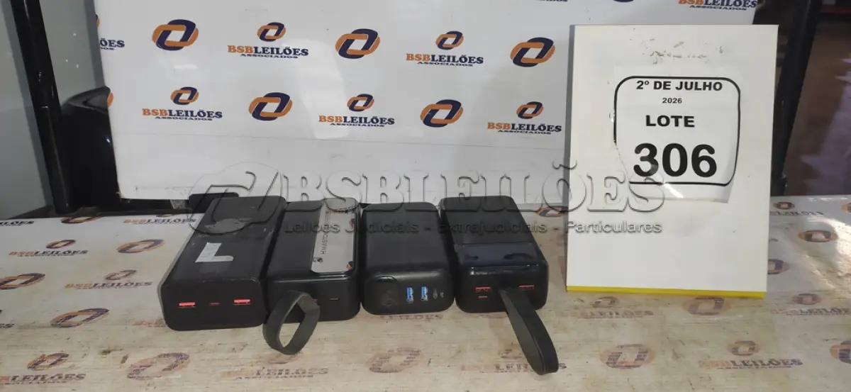LOTE 306 - 04 POWER BANK DE MARCAS DIVERSAS. (NO ESTADO) ATENÇÃO! FAZER A VISITAÇÃO ANTES DE ARREMATAR, NÃO SABEMOS SE FUNCIONA, LEILÃO NÃO TEM GARANTIA E NEM DEVOLUÇÃO, SUJEITO A POSSÍVEIS AVARIAS VISÍVEIS/OCULTAS E/OU AUSÊNCIA DE COMPONENTES.