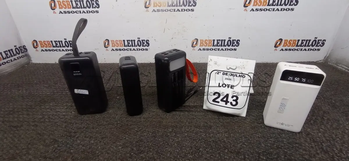 LOTE 243 - 03 POWER BANK DE MARCAS DIVERSAS. (NO ESTADO) ATENÇÃO! FAZER A VISITAÇÃO ANTES DE ARREMATAR, NÃO SABEMOS SE FUNCIONA, LEILÃO NÃO TEM GARANTIA E NEM DEVOLUÇÃO, SUJEITO A POSSÍVEIS AVARIAS VISÍVEIS/OCULTAS E/OU AUSÊNCIA DE COMPONENTES.