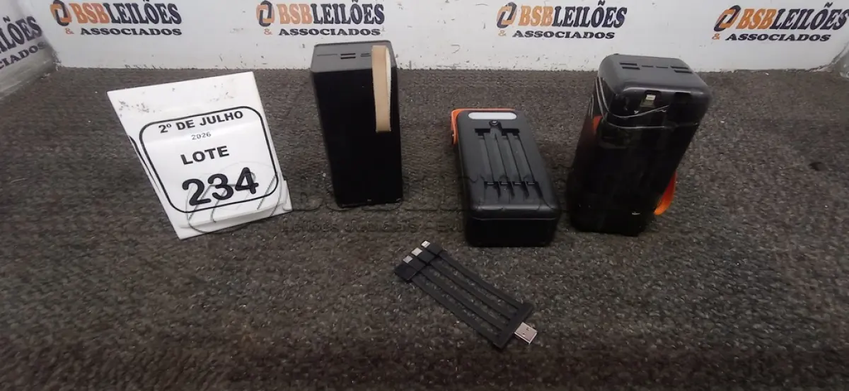 LOTE 234 - 03 POWER BANK DE MARCAS DIVERSAS. (NO ESTADO) ATENÇÃO! FAZER A VISITAÇÃO ANTES DE ARREMATAR, NÃO SABEMOS SE FUNCIONA, LEILÃO NÃO TEM GARANTIA E NEM DEVOLUÇÃO, SUJEITO A POSSÍVEIS AVARIAS VISÍVEIS/OCULTAS E/OU AUSÊNCIA DE COMPONENTES.