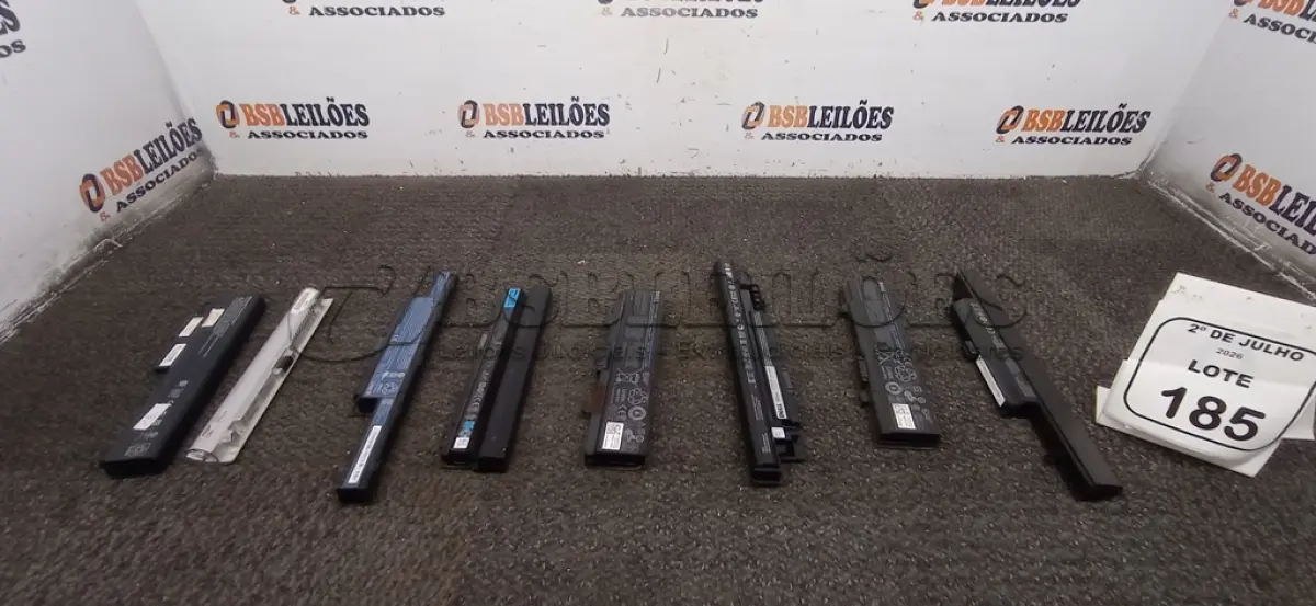 LOTE 185 - 08 BATERIAS DE NOTEBOOK DE MARCAS E MODELOS DIVERSOS. (NO ESTADO) ATENÇÃO! FAZER A VISITAÇÃO ANTES DE ARREMATAR, NÃO SABEMOS SE FUNCIONA, LEILÃO NÃO TEM GARANTIA E NEM DEVOLUÇÃO, SUJEITO A POSSÍVEIS AVARIAS VISÍVEIS/OCULTAS E/OU AUSÊNCIA DE COMPONENTES.