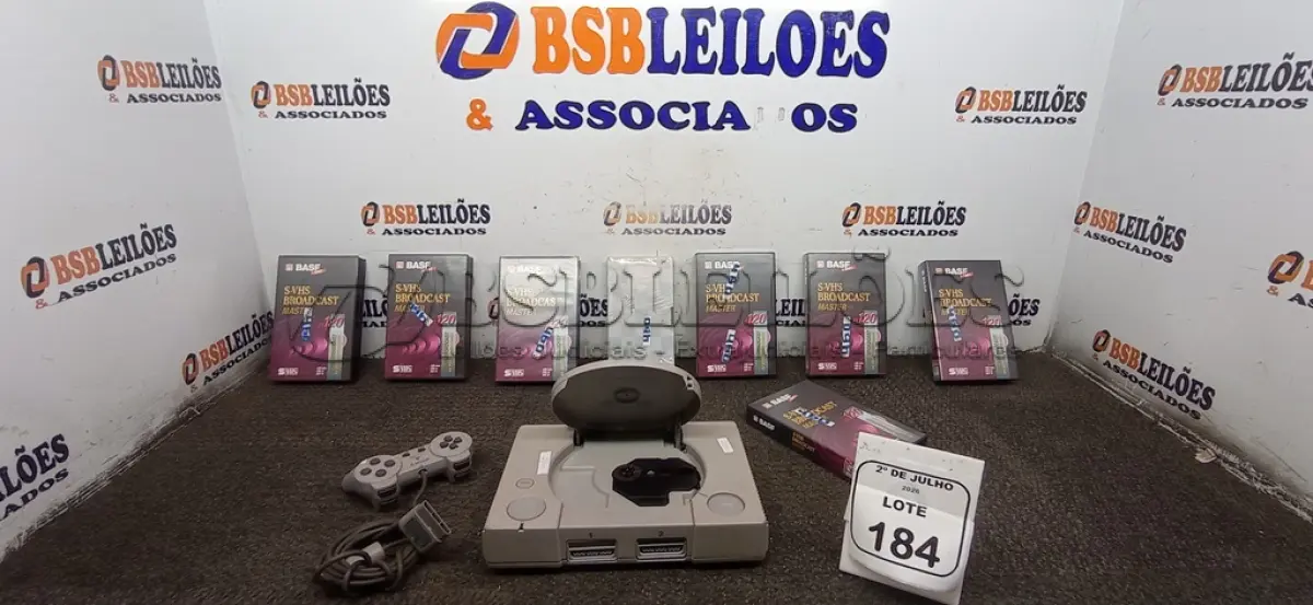 LOTE 184 - 01 PLAY STATION 1 COM 01 CONTROLE E 07 FITAS VHS BASF MARCA EMTEC. (NO ESTADO) ATENÇÃO! FAZER A VISITAÇÃO ANTES DE ARREMATAR, NÃO SABEMOS SE FUNCIONA, LEILÃO NÃO TEM GARANTIA E NEM DEVOLUÇÃO, SUJEITO A POSSÍVEIS AVARIAS VISÍVEIS/OCULTAS E/OU AUSÊNCIA DE COMPONENTES.