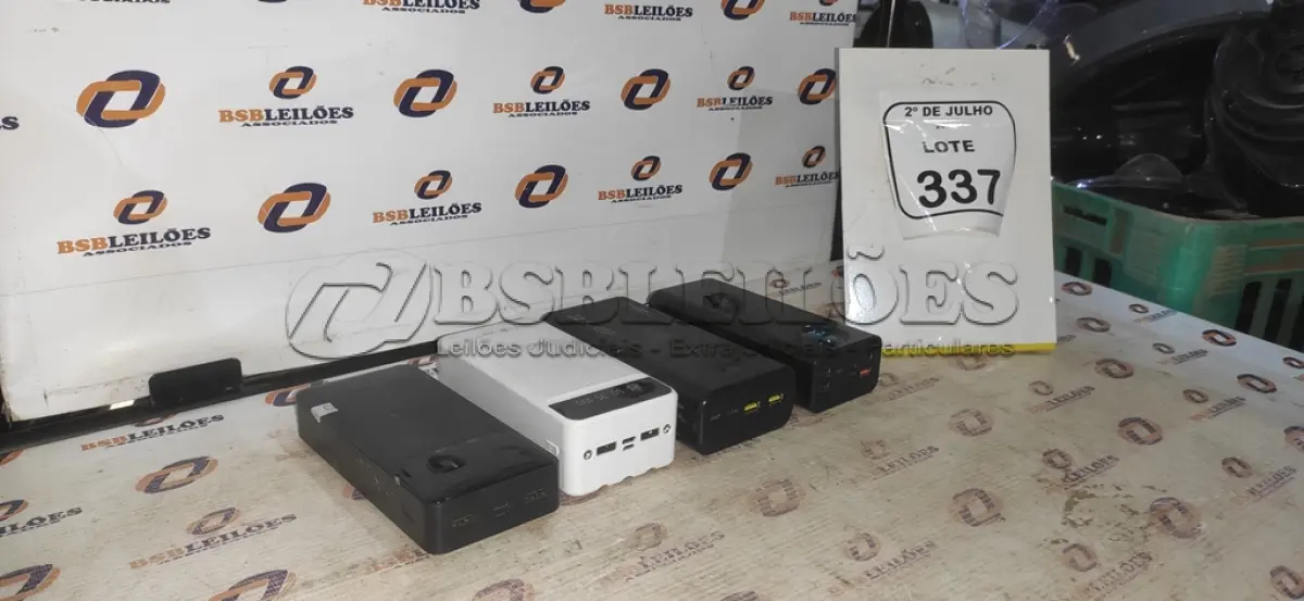 LOTE 337 - 04 POWER BANK DE MARCAS DIVERSAS. (NO ESTADO) ATENÇÃO! FAZER A VISITAÇÃO ANTES DE ARREMATAR, NÃO SABEMOS SE FUNCIONA, LEILÃO NÃO TEM GARANTIA E NEM DEVOLUÇÃO, SUJEITO A POSSÍVEIS AVARIAS VISÍVEIS/OCULTAS E/OU AUSÊNCIA DE COMPONENTES.