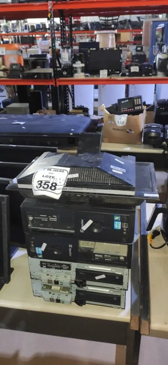 LOTE 358 - 04 CPUS E 02 MONITORES PARA RETIRADA DE PEÇAS. (NO ESTADO) ATENÇÃO! FAZER A VISITAÇÃO ANTES DE ARREMATAR, NÃO SABEMOS SE FUNCIONA, LEILÃO NÃO TEM GARANTIA E NEM DEVOLUÇÃO, SUJEITO A POSSÍVEIS AVARIAS VISÍVEIS/OCULTAS E/OU AUSÊNCIA DE COMPONENTES.