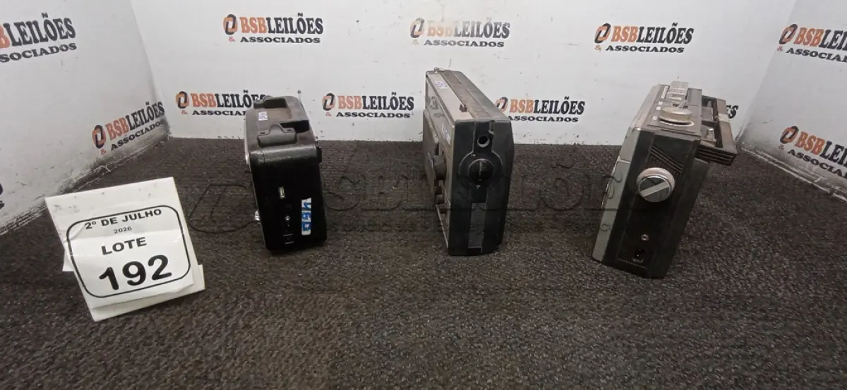 LOTE 192 - 04 RÁDIOS DE MODELOS ANTIGOS DE MARCAS E MODELOS DIVERSOS. (NO ESTADO) ATENÇÃO! FAZER A VISITAÇÃO ANTES DE ARREMATAR, NÃO SABEMOS SE FUNCIONA, LEILÃO NÃO TEM GARANTIA E NEM DEVOLUÇÃO, SUJEITO A POSSÍVEIS AVARIAS VISÍVEIS/OCULTAS E/OU AUSÊNCIA DE COMPONENTES.