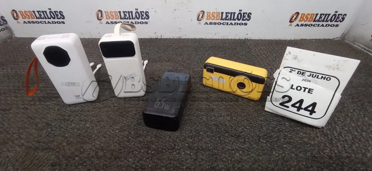 LOTE 244 - 03 POWER BANK DE MARCAS DIVERSAS. (NO ESTADO) ATENÇÃO! FAZER A VISITAÇÃO ANTES DE ARREMATAR, NÃO SABEMOS SE FUNCIONA, LEILÃO NÃO TEM GARANTIA E NEM DEVOLUÇÃO, SUJEITO A POSSÍVEIS AVARIAS VISÍVEIS/OCULTAS E/OU AUSÊNCIA DE COMPONENTES.