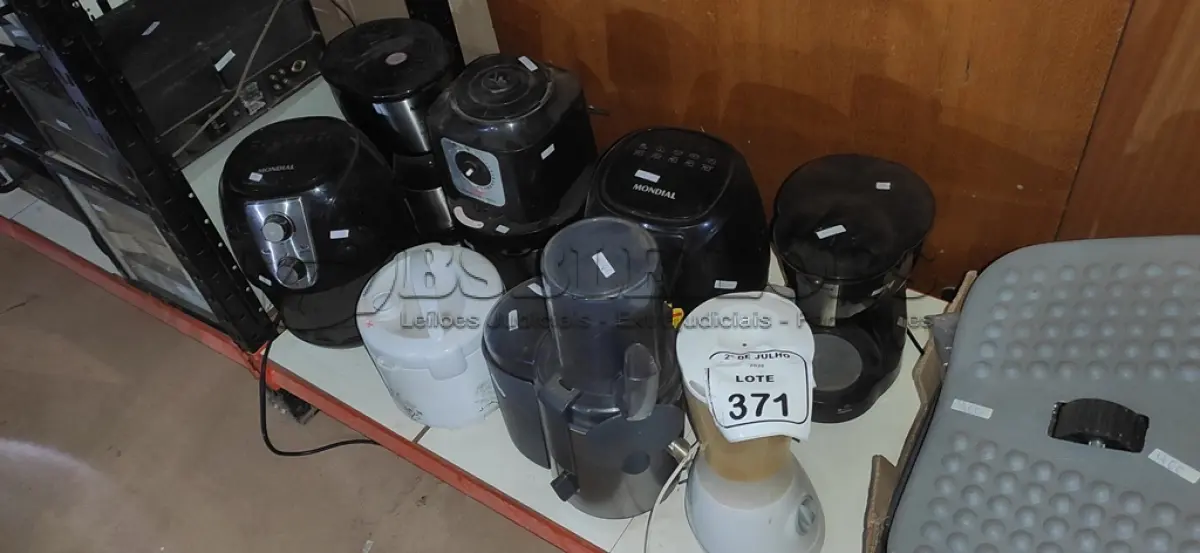 LOTE 371 - 02 AIR FRYERS, 02 CAFETEIRAS, 01 PANELA ELÉTRICA, 01 MULTIPROCESSADOR, 01 LIQUIDIFICADOR E 01 MOTOR DE LIQUIDIFICADOR. (NO ESTADO) ATENÇÃO! FAZER A VISITAÇÃO ANTES DE ARREMATAR, NÃO SABEMOS SE FUNCIONA, LEILÃO NÃO TEM GARANTIA E NEM DEVOLUÇÃO, SUJEITO A POSSÍVEIS AVARIAS VISÍVEIS/OCULTAS E/OU AUSÊNCIA DE COMPONENTES.