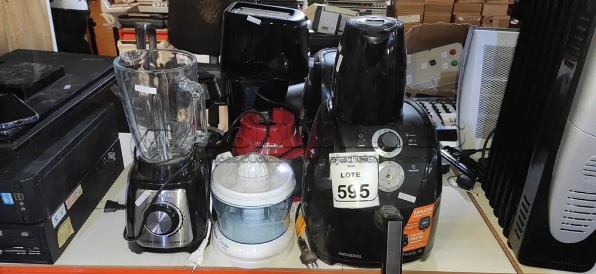 LOTE 595 - 02 AIR FRYERS, 02 CAFETEIRAS, 01 TORRADEIRA, 01 CHALEIRA ELÉTRICA, 01 LIQUIDIFICADOR E 01 MOTOR DE LIQUIDIFICADOR MARCA MONDIAL. (NO ESTADO) ATENÇÃO! FAZER A VISITAÇÃO ANTES DE ARREMATAR, NÃO SABEMOS SE FUNCIONA, LEILÃO NÃO TEM GARANTIA E NEM DEVOLUÇÃO, SUJEITO A POSSÍVEIS AVARIAS VISÍVEIS/OCULTAS E/OU AUSÊNCIA DE COMPONENTES.