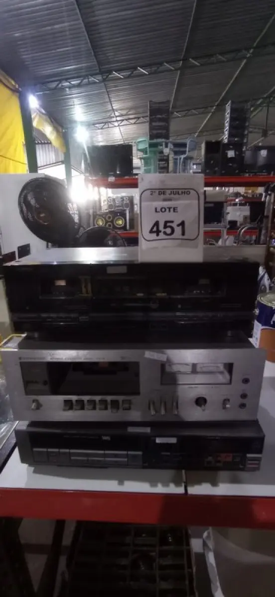 LOTE 451 - 03 APARELHOS CASSETE DE MARCAS E MODELOS DIVERSOS. (NO ESTADO) ATENÇÃO! FAZER A VISITAÇÃO ANTES DE ARREMATAR, NÃO SABEMOS SE FUNCIONA, LEILÃO NÃO TEM GARANTIA E NEM DEVOLUÇÃO, SUJEITO A POSSÍVEIS AVARIAS VISÍVEIS/OCULTAS E/OU AUSÊNCIA DE COMPONENTES.