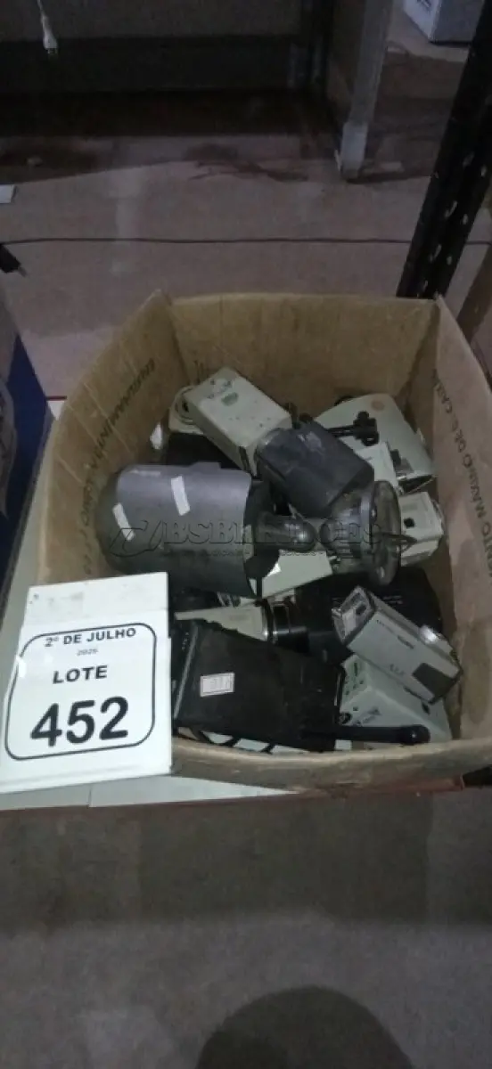 LOTE 452 - 01 LOTE COM VÁRIAS CÂMERAS DE SEGURANÇA DE MARCAS E MODELOS DIVERSOS. (NO ESTADO) ATENÇÃO! FAZER A VISITAÇÃO ANTES DE ARREMATAR, NÃO SABEMOS SE FUNCIONA, LEILÃO NÃO TEM GARANTIA E NEM DEVOLUÇÃO, SUJEITO A POSSÍVEIS AVARIAS VISÍVEIS/OCULTAS E/OU AUSÊNCIA DE COMPONENTES.