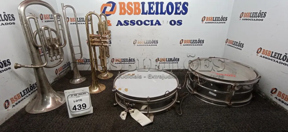 LOTE 439 - 02 TAMBORES, 02 CORNETAS E 01 TROMPETE. (NO ESTADO) ATENÇÃO! FAZER A VISITAÇÃO ANTES DE ARREMATAR, NÃO SABEMOS SE FUNCIONA, LEILÃO NÃO TEM GARANTIA E NEM DEVOLUÇÃO, SUJEITO A POSSÍVEIS AVARIAS VISÍVEIS/OCULTAS E/OU AUSÊNCIA DE COMPONENTES.