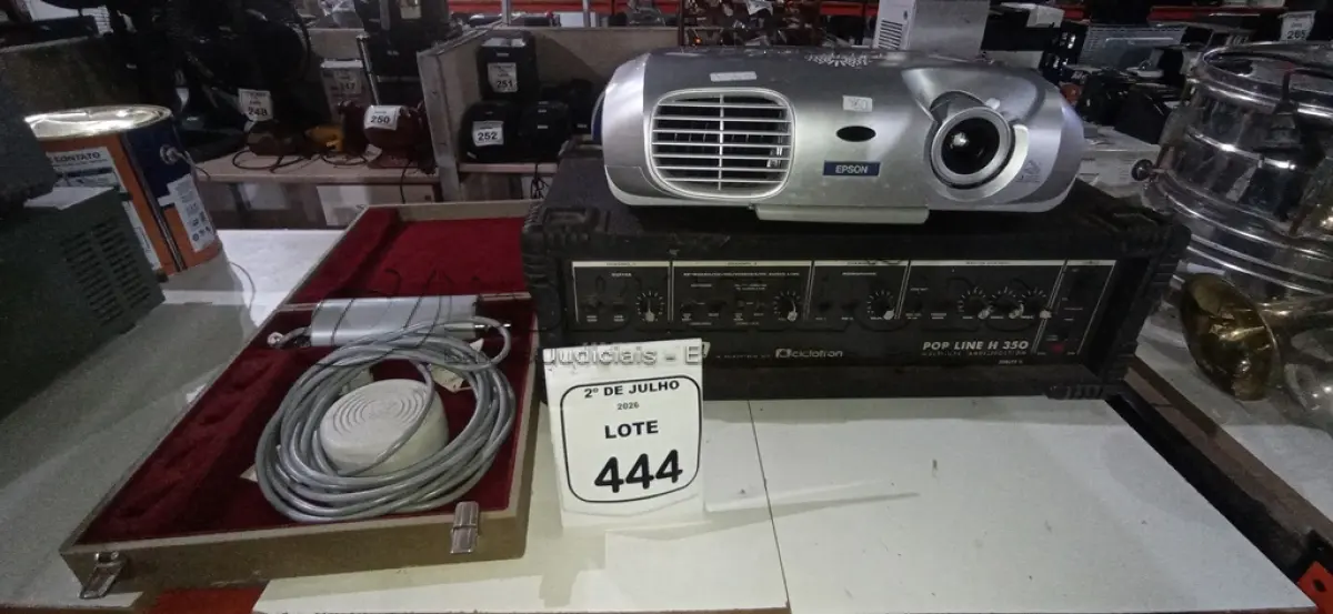 LOTE 444 - 01 CABEÇOTE AMPLIFICADOR MODELO H30 MARCA CICLOTRON, 01 APARELHO ODONTOLÓGICO E 01 PROJETOR. (NO ESTADO) ATENÇÃO! FAZER A VISITAÇÃO ANTES DE ARREMATAR, NÃO SABEMOS SE FUNCIONA, LEILÃO NÃO TEM GARANTIA E NEM DEVOLUÇÃO, SUJEITO A POSSÍVEIS AVARIAS VISÍVEIS/OCULTAS E/OU AUSÊNCIA DE COMPONENTES.