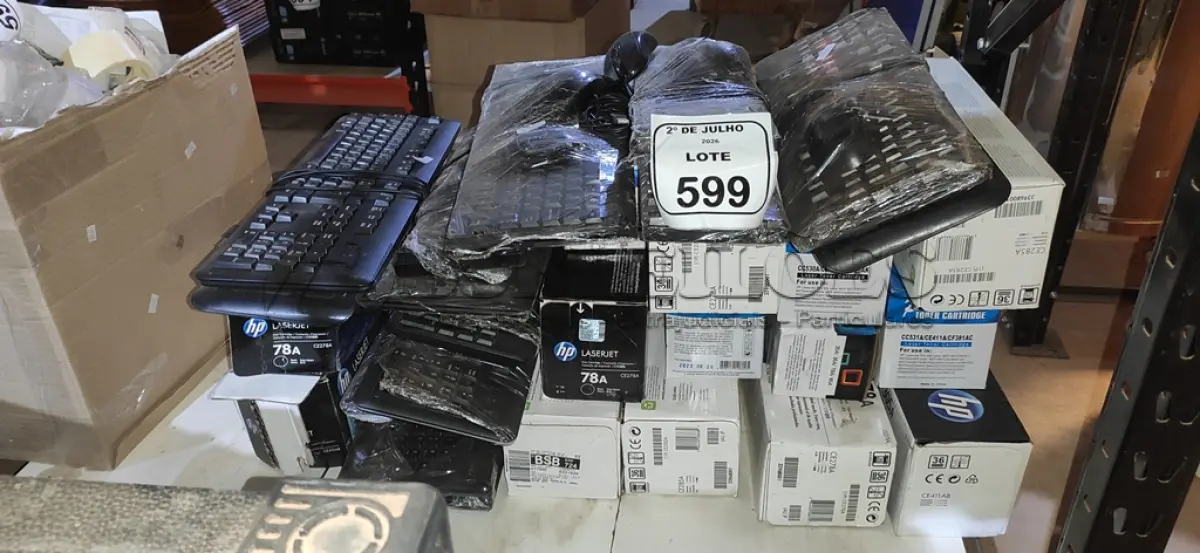 LOTE 599 - 01 LOTE COM VÁRIOS TECLADOS DE PC E TONERS DE IMPRESSORAS. (NO ESTADO) ATENÇÃO! FAZER A VISITAÇÃO ANTES DE ARREMATAR, NÃO SABEMOS SE FUNCIONA, LEILÃO NÃO TEM GARANTIA E NEM DEVOLUÇÃO, SUJEITO A POSSÍVEIS AVARIAS VISÍVEIS/OCULTAS E/OU AUSÊNCIA DE COMPONENTES.