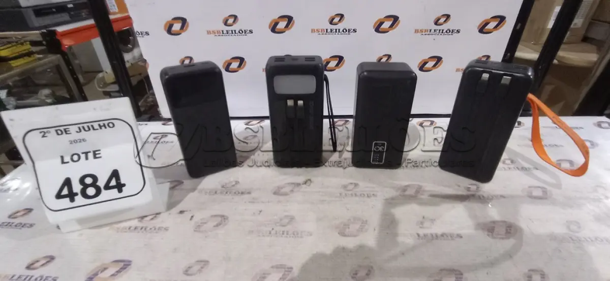 LOTE 484 - 04 POWER BANK DE MARCAS DIVERSAS. (NO ESTADO) ATENÇÃO! FAZER A VISITAÇÃO ANTES DE ARREMATAR, NÃO SABEMOS SE FUNCIONA, LEILÃO NÃO TEM GARANTIA E NEM DEVOLUÇÃO, SUJEITO A POSSÍVEIS AVARIAS VISÍVEIS/OCULTAS E/OU AUSÊNCIA DE COMPONENTES.