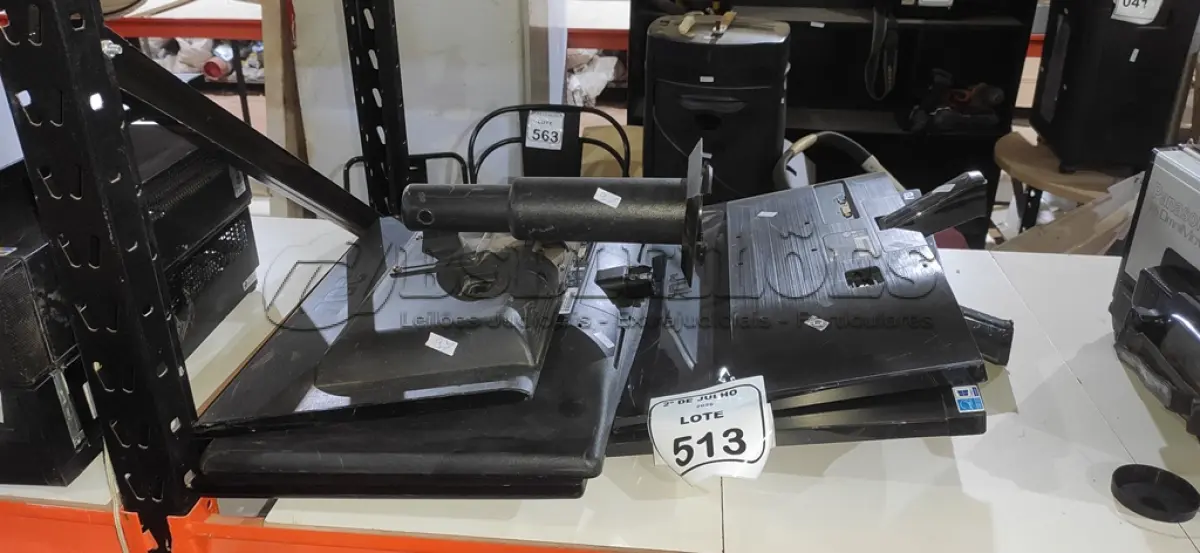 LOTE 513 - 05 MONITORES DE MARCAS E MODELOS DIVERSOS. (NO ESTADO) ATENÇÃO! FAZER A VISITAÇÃO ANTES DE ARREMATAR, NÃO SABEMOS SE FUNCIONA, LEILÃO NÃO TEM GARANTIA E NEM DEVOLUÇÃO, SUJEITO A POSSÍVEIS AVARIAS VISÍVEIS/OCULTAS E/OU AUSÊNCIA DE COMPONENTES.