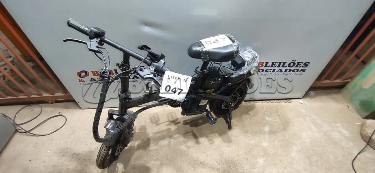 LOTE 047 - 01 BICICLETA ELÉTRICA (NO ESTADO, NÃO SABEMOS SE FUNCIONA. LEILÃO NÃO TEM GARANTIA E NEM DEVOLUÇÃO, SUJEITO A POSSÍVEIS AVARIAS VISÍVEIS/OCULTAS E/OU AUSÊNCIA DE COMPONENTES)