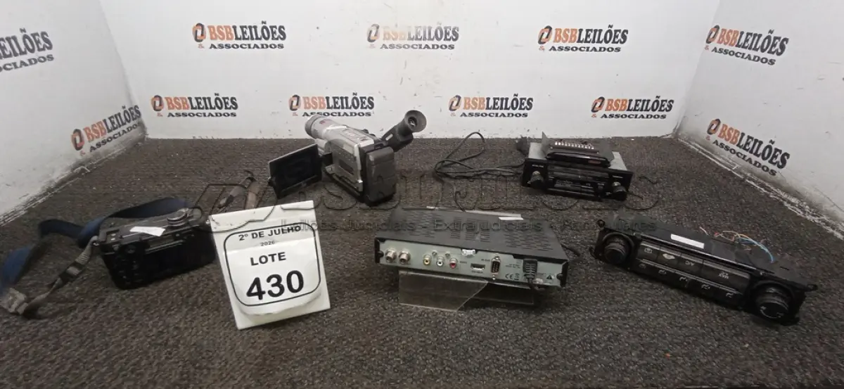 LOTE 430 - 02 SONS AUTOMOTIVOS, 01 APARELHO DVD, 01 MÁQUINA FOTOGRÁFICA E 01 FILMADORA. (NO ESTADO) ATENÇÃO! FAZER A VISITAÇÃO ANTES DE ARREMATAR, NÃO SABEMOS SE FUNCIONA, LEILÃO NÃO TEM GARANTIA E NEM DEVOLUÇÃO, SUJEITO A POSSÍVEIS AVARIAS VISÍVEIS/OCULTAS E/OU AUSÊNCIA DE COMPONENTES.