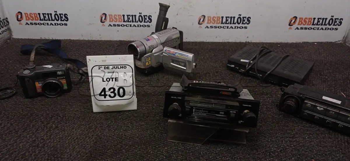 LOTE 430 - 02 SONS AUTOMOTIVOS, 01 APARELHO DVD, 01 MÁQUINA FOTOGRÁFICA E 01 FILMADORA. (NO ESTADO) ATENÇÃO! FAZER A VISITAÇÃO ANTES DE ARREMATAR, NÃO SABEMOS SE FUNCIONA, LEILÃO NÃO TEM GARANTIA E NEM DEVOLUÇÃO, SUJEITO A POSSÍVEIS AVARIAS VISÍVEIS/OCULTAS E/OU AUSÊNCIA DE COMPONENTES.