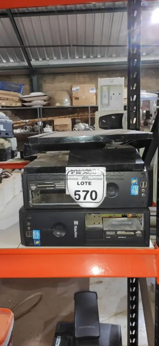 LOTE 570 - 02 MONITORES E 02 CPUSS MARCA ITAUTEC. (NO ESTADO) ATENÇÃO! FAZER A VISITAÇÃO ANTES DE ARREMATAR, NÃO SABEMOS SE FUNCIONA, LEILÃO NÃO TEM GARANTIA E NEM DEVOLUÇÃO, SUJEITO A POSSÍVEIS AVARIAS VISÍVEIS/OCULTAS E/OU AUSÊNCIA DE COMPONENTES.
