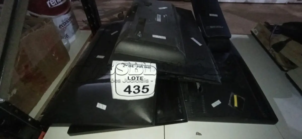 LOTE 435 - 05 MONITORES DE MARCAS E MODELOS DIVERSOS. (NO ESTADO) ATENÇÃO! FAZER A VISITAÇÃO ANTES DE ARREMATAR, NÃO SABEMOS SE FUNCIONA, LEILÃO NÃO TEM GARANTIA E NEM DEVOLUÇÃO, SUJEITO A POSSÍVEIS AVARIAS VISÍVEIS/OCULTAS E/OU AUSÊNCIA DE COMPONENTES.