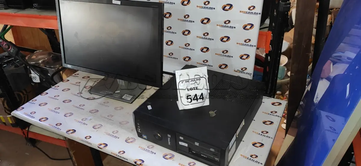 LOTE 544 - 01 MONITOR MARCA AOC E 01 CPU MARCA. (NO ESTADO) ATENÇÃO! FAZER A VISITAÇÃO ANTES DE ARREMATAR, NÃO SABEMOS SE FUNCIONA, LEILÃO NÃO TEM GARANTIA E NEM DEVOLUÇÃO, SUJEITO A POSSÍVEIS AVARIAS VISÍVEIS/OCULTAS E/OU AUSÊNCIA DE COMPONENTES.