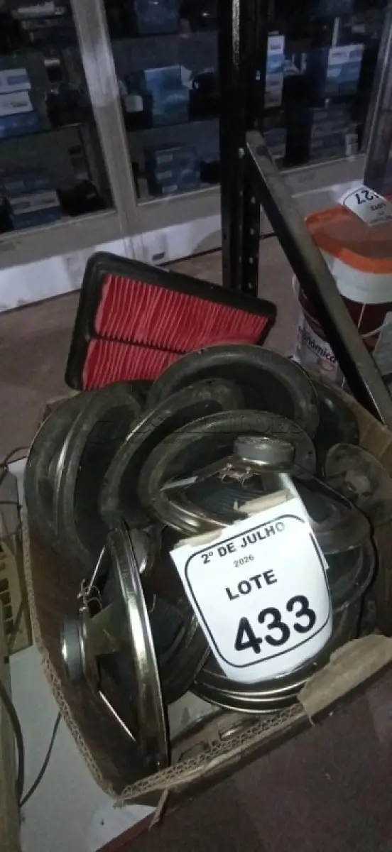 LOTE 433 - 01 LOTE COM VÁRIOS ALTO FALANTES DE MARCAS E MODELOS DIVERSOS. (NO ESTADO) ATENÇÃO! FAZER A VISITAÇÃO ANTES DE ARREMATAR, NÃO SABEMOS SE FUNCIONA, LEILÃO NÃO TEM GARANTIA E NEM DEVOLUÇÃO, SUJEITO A POSSÍVEIS AVARIAS VISÍVEIS/OCULTAS E/OU AUSÊNCIA DE COMPONENTES.