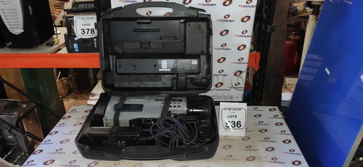 LOTE 536 - 01 FILMADORA VHS MARCA PANASONIC COM CASE. (NO ESTADO) ATENÇÃO! FAZER A VISITAÇÃO ANTES DE ARREMATAR, NÃO SABEMOS SE FUNCIONA, LEILÃO NÃO TEM GARANTIA E NEM DEVOLUÇÃO, SUJEITO A POSSÍVEIS AVARIAS VISÍVEIS/OCULTAS E/OU AUSÊNCIA DE COMPONENTES.