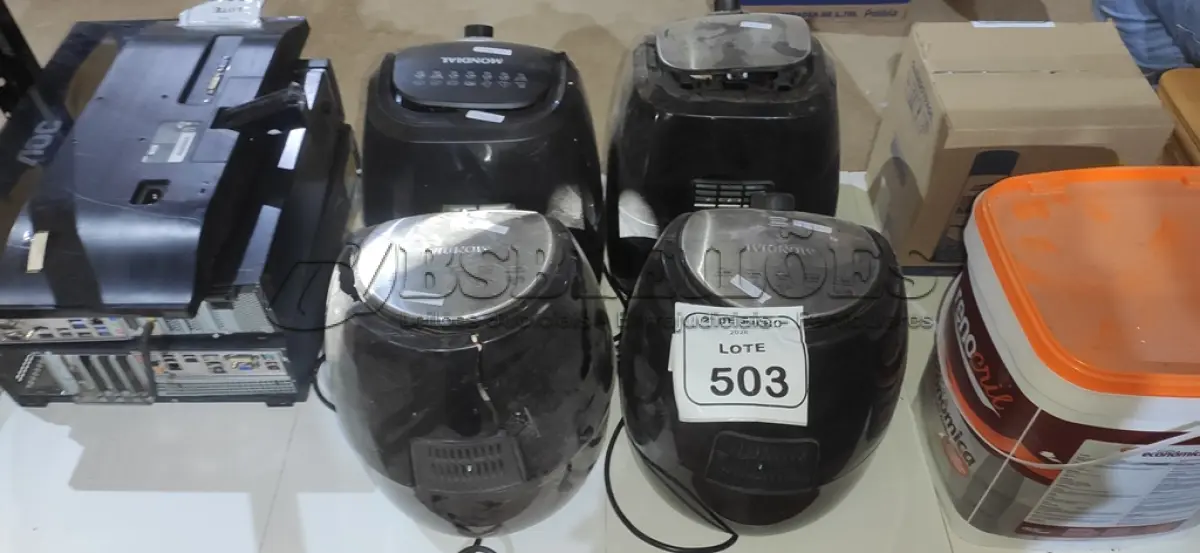 LOTE 503 - 04 AIR FRYERS MARCA MONDIAL PARA RETIRADA DE PEÇAS. (NO ESTADO) ATENÇÃO! FAZER A VISITAÇÃO ANTES DE ARREMATAR, NÃO SABEMOS SE FUNCIONA, LEILÃO NÃO TEM GARANTIA E NEM DEVOLUÇÃO, SUJEITO A POSSÍVEIS AVARIAS VISÍVEIS/OCULTAS E/OU AUSÊNCIA DE COMPONENTES.