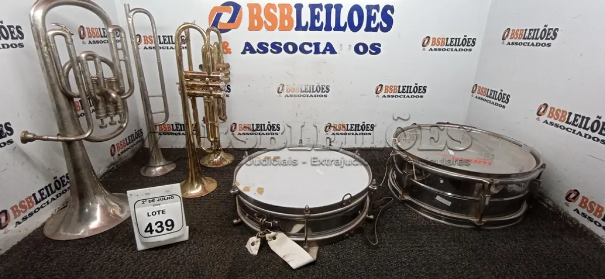 LOTE 439 - 02 TAMBORES, 02 CORNETAS E 01 TROMPETE. (NO ESTADO) ATENÇÃO! FAZER A VISITAÇÃO ANTES DE ARREMATAR, NÃO SABEMOS SE FUNCIONA, LEILÃO NÃO TEM GARANTIA E NEM DEVOLUÇÃO, SUJEITO A POSSÍVEIS AVARIAS VISÍVEIS/OCULTAS E/OU AUSÊNCIA DE COMPONENTES.