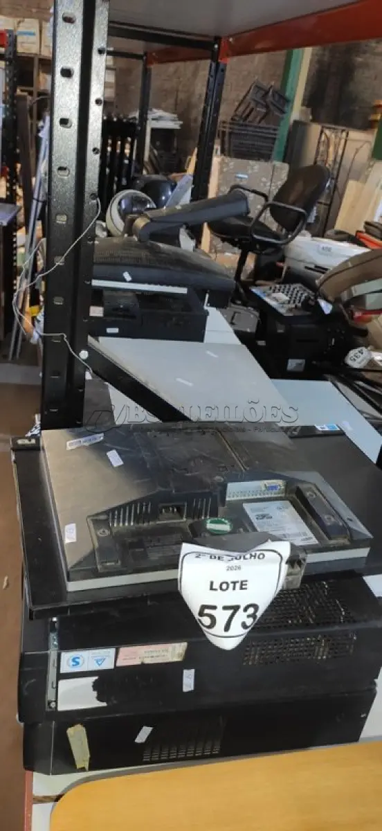 LOTE 573 - 02 MONITORES E 02 CPUS DE MARCAS DIVERSAS. (NO ESTADO) ATENÇÃO! FAZER A VISITAÇÃO ANTES DE ARREMATAR, NÃO SABEMOS SE FUNCIONA, LEILÃO NÃO TEM GARANTIA E NEM DEVOLUÇÃO, SUJEITO A POSSÍVEIS AVARIAS VISÍVEIS/OCULTAS E/OU AUSÊNCIA DE COMPONENTES.