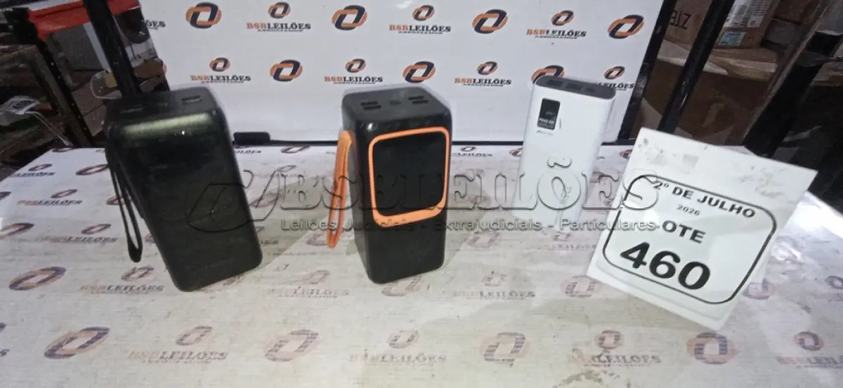 LOTE 460 - 03 POWER BANK DE MARCAS DIVERSAS. (NO ESTADO) ATENÇÃO! FAZER A VISITAÇÃO ANTES DE ARREMATAR, NÃO SABEMOS SE FUNCIONA, LEILÃO NÃO TEM GARANTIA E NEM DEVOLUÇÃO, SUJEITO A POSSÍVEIS AVARIAS VISÍVEIS/OCULTAS E/OU AUSÊNCIA DE COMPONENTES.