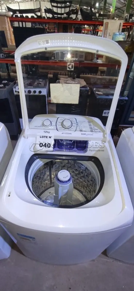 LOTE 040 - 01 LAVADORA ROUPAS ELECTROLUX 12 KG BRANCA LAVAGEM LAC12 - 220V (NO ESTADO, NÃO SABEMOS SE FUNCIONA. LEILÃO NÃO TEM GARANTIA E NEM DEVOLUÇÃO, SUJEITO A POSSÍVEIS AVARIAS VISÍVEIS/OCULTAS E/OU AUSÊNCIA DE COMPONENTES)