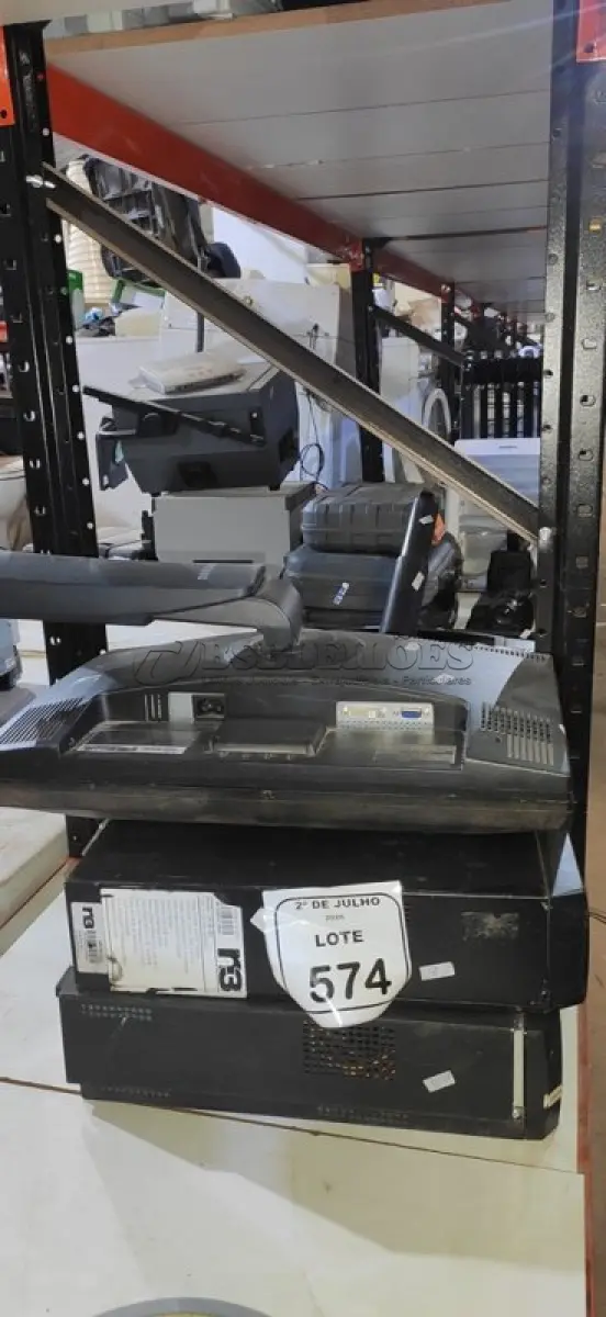 LOTE 574 - 02 MONITORES E 02 CPUS DE MARCAS DIVERSAS. (NO ESTADO) ATENÇÃO! FAZER A VISITAÇÃO ANTES DE ARREMATAR, NÃO SABEMOS SE FUNCIONA, LEILÃO NÃO TEM GARANTIA E NEM DEVOLUÇÃO, SUJEITO A POSSÍVEIS AVARIAS VISÍVEIS/OCULTAS E/OU AUSÊNCIA DE COMPONENTES.