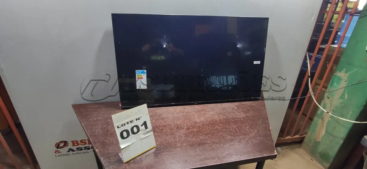 LOTE 001 - 01 SMART TV SAMSUNG 43" UHD 4K 43CU7700 (NO ESTADO, NÃO SABEMOS SE FUNCIONA. LEILÃO NÃO TEM GARANTIA E NEM DEVOLUÇÃO, SUJEITO A POSSÍVEIS AVARIAS VISÍVEIS/OCULTAS E/OU AUSÊNCIA DE COMPONENTES)