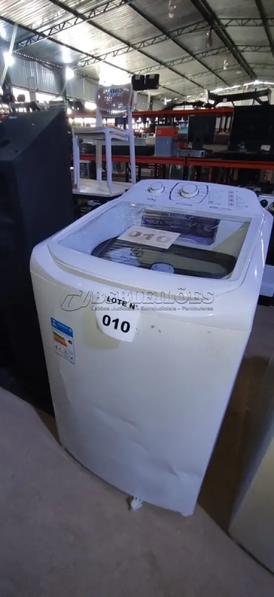 LOTE 010 - 01 LAVADORA ROUPAS ELECTROLUX 12 KG BRANCA LAVAGEM LAC12 - 220V (NO ESTADO, NÃO SABEMOS SE FUNCIONA. LEILÃO NÃO TEM GARANTIA E NEM DEVOLUÇÃO, SUJEITO A POSSÍVEIS AVARIAS VISÍVEIS/OCULTAS E/OU AUSÊNCIA DE COMPONENTES)