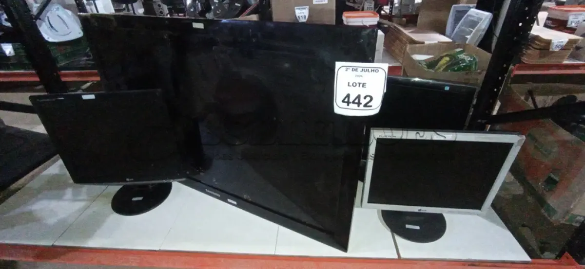 LOTE 442 - 01 TV 39’’ MARCA SAMSUNG E 03 MONITORES DE MARCAS DIVERSAS PARA RETIRADA DE PEÇAS. (NO ESTADO) ATENÇÃO! FAZER A VISITAÇÃO ANTES DE ARREMATAR, NÃO SABEMOS SE FUNCIONA, LEILÃO NÃO TEM GARANTIA E NEM DEVOLUÇÃO, SUJEITO A POSSÍVEIS AVARIAS VISÍVEIS/OCULTAS E/OU AUSÊNCIA DE COMPONENTES.