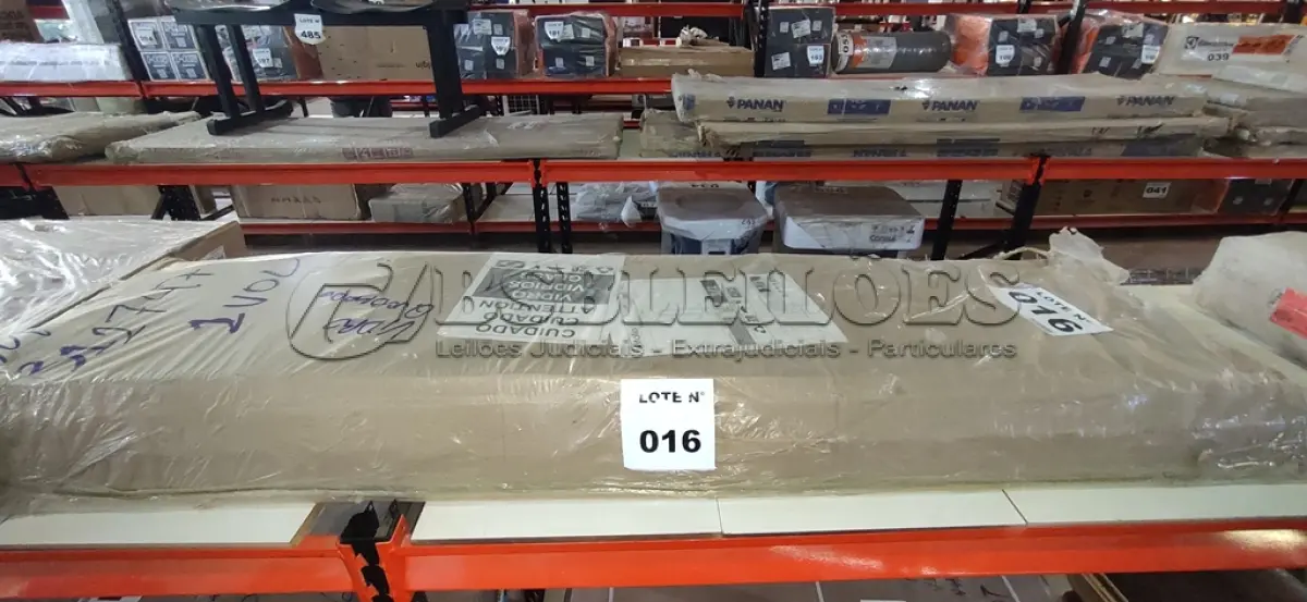 LOTE 016 - 01 ESTANTE PARA LIVROS DITALIA 02 PORTAS VIDRO E-957 COR:PRETO (NO ESTADO, NÃO SABEMOS SE FUNCIONA. LEILÃO NÃO TEM GARANTIA E NEM DEVOLUÇÃO, SUJEITO A POSSÍVEIS AVARIAS VISÍVEIS/OCULTAS E/OU AUSÊNCIA DE COMPONENTES)