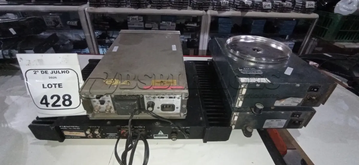 LOTE 428 - 01 AMPLIFICADOR MODELO PB 800 MARCA UNIC, 01 GERADOR DE FUNÇÕES E 02 BALANÇAS. (NO ESTADO) ATENÇÃO! FAZER A VISITAÇÃO ANTES DE ARREMATAR, NÃO SABEMOS SE FUNCIONA, LEILÃO NÃO TEM GARANTIA E NEM DEVOLUÇÃO, SUJEITO A POSSÍVEIS AVARIAS VISÍVEIS/OCULTAS E/OU AUSÊNCIA DE COMPONENTES.