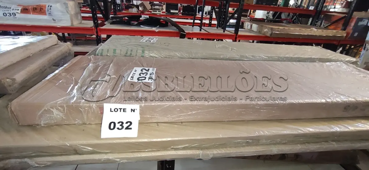 LOTE 032 - 01 GUARDA-ROUPA BRAVO GOLD COM ESPELHO 02 PORTAS E 04 GAVETAS- BRANCO (16488X364) (NO ESTADO, NÃO SABEMOS SE FUNCIONA. LEILÃO NÃO TEM GARANTIA E NEM DEVOLUÇÃO, SUJEITO A POSSÍVEIS AVARIAS VISÍVEIS/OCULTAS E/OU AUSÊNCIA DE COMPONENTES)
