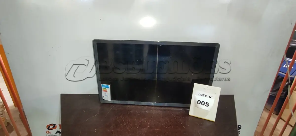 LOTE 005 - 01 SMART TV 32" LG HD 32LR600B (NO ESTADO, NÃO SABEMOS SE FUNCIONA. LEILÃO NÃO TEM GARANTIA E NEM DEVOLUÇÃO, SUJEITO A POSSÍVEIS AVARIAS VISÍVEIS/OCULTAS E/OU AUSÊNCIA DE COMPONENTES)